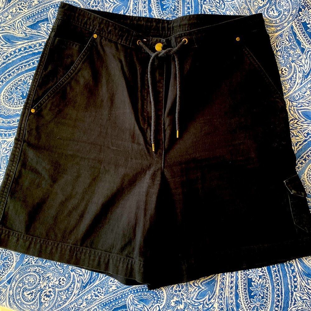 Ralph Lauren shorts with lots of details.